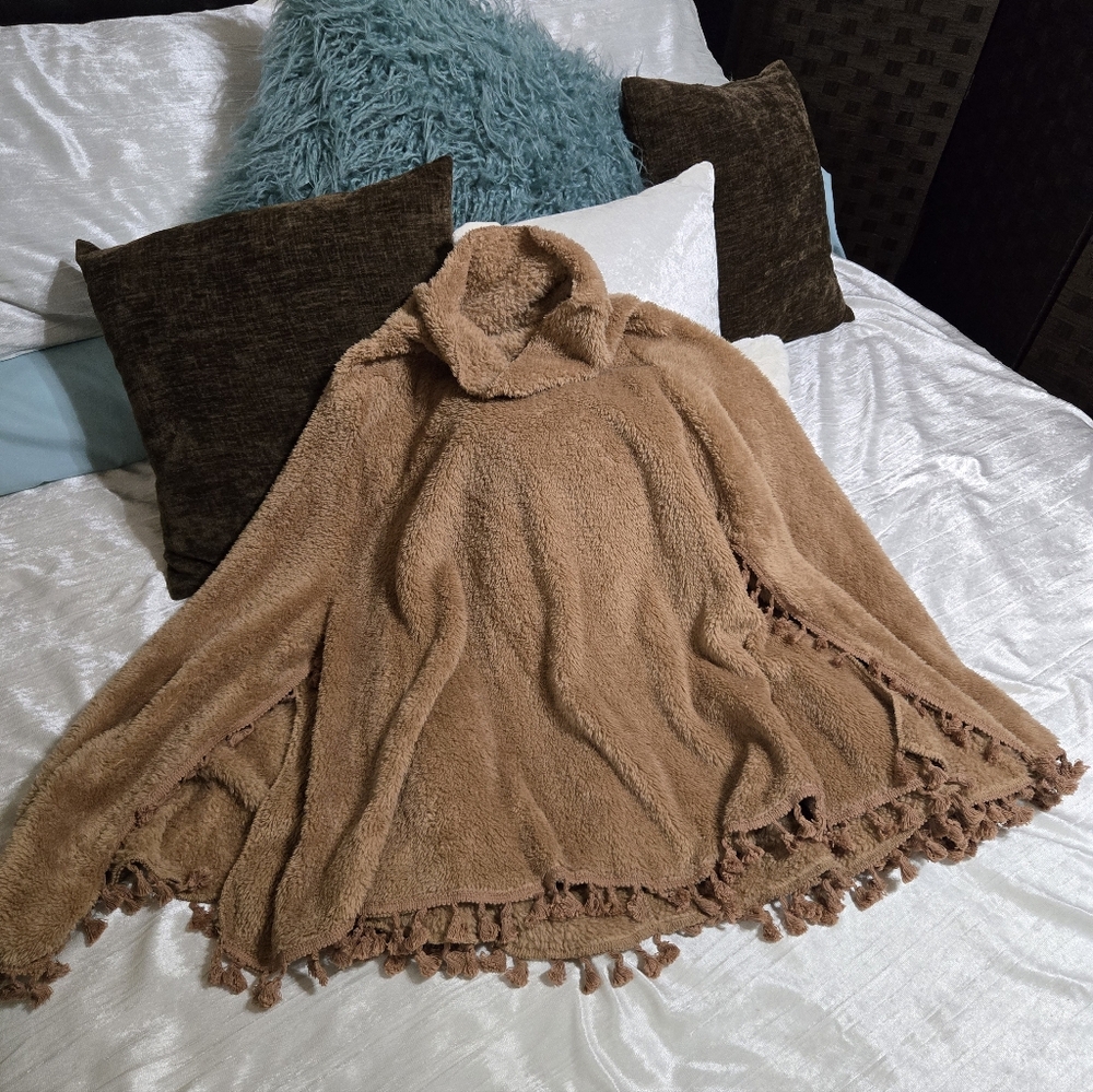 Cozy Tan Poncho with Tassels EUC Worn Once!!! Size L - Picture 13 of 13